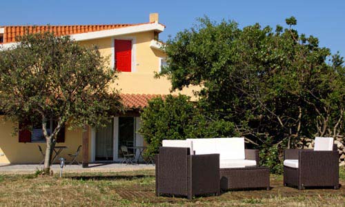 La Pinnetta: la casa e la veranda visti dal giardino.